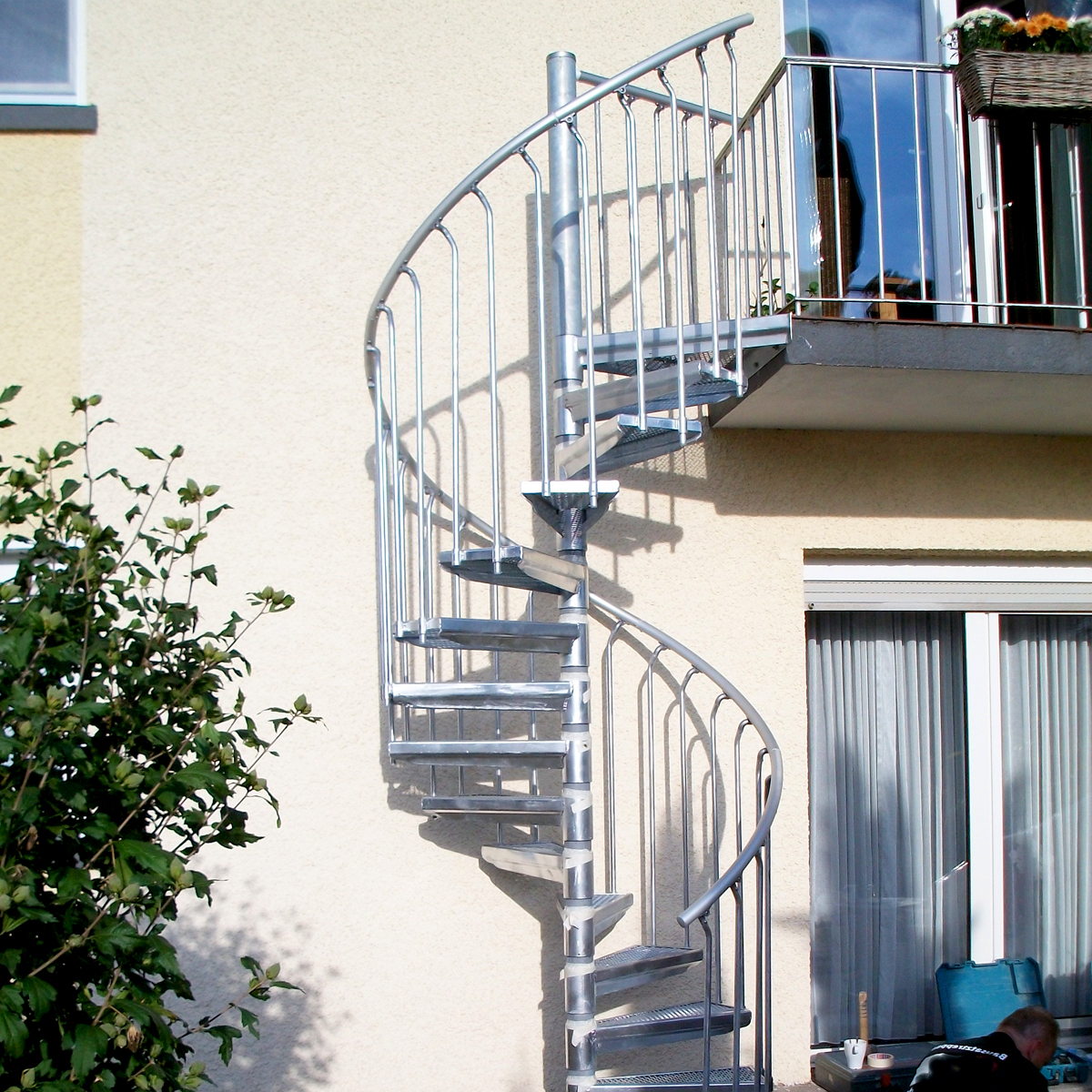 Spindeltreppe als Zugang vom Balkon zum Garten